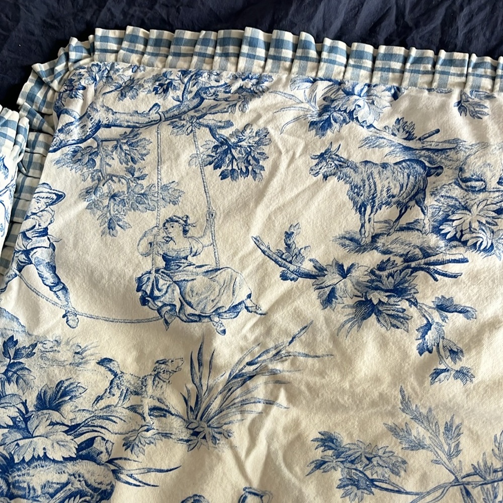 Jane Wilner Haute Couture Linens, 2 blue/white toile pillow shams - Picture 4 of 6